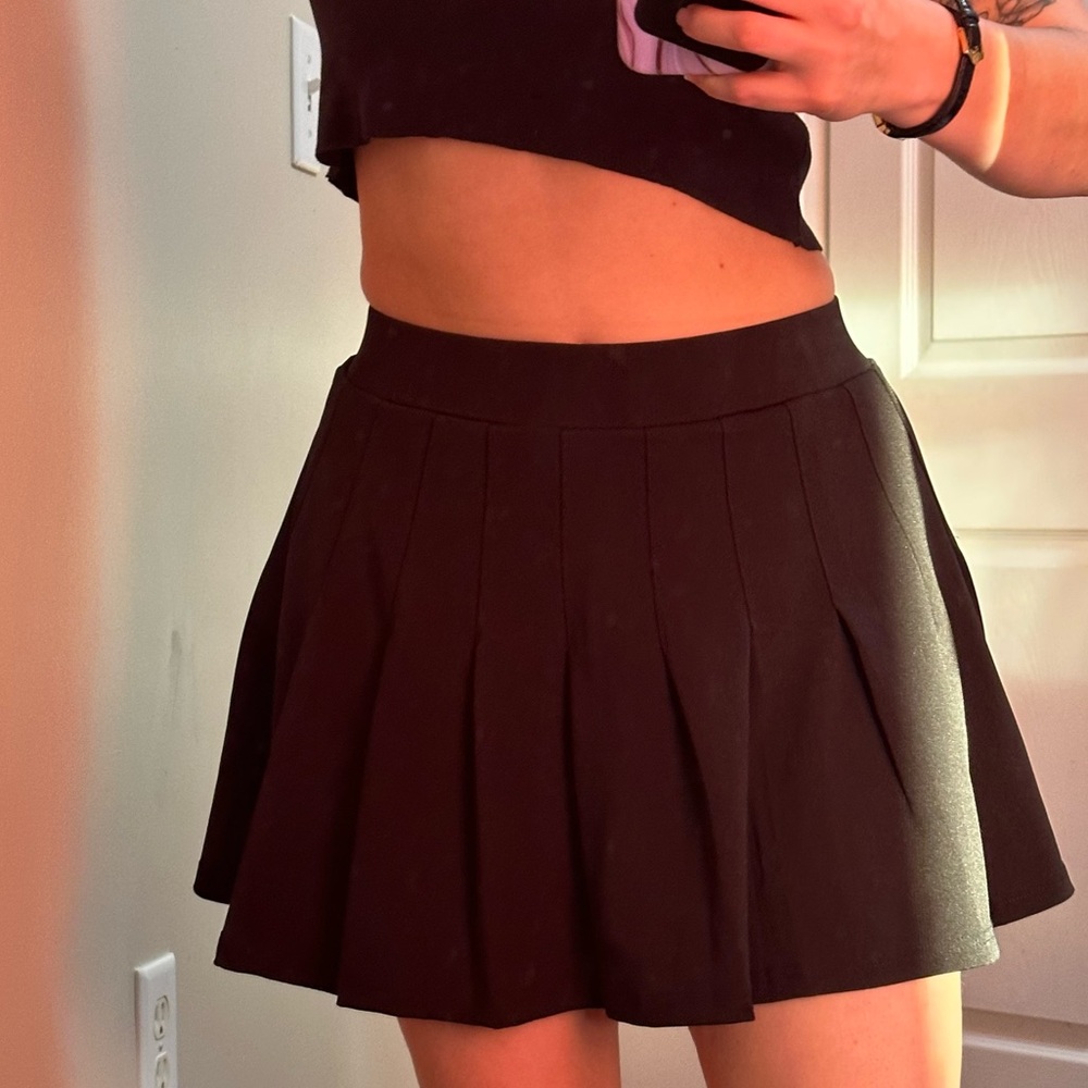 BLACK PLEATED TENNIS SKORT